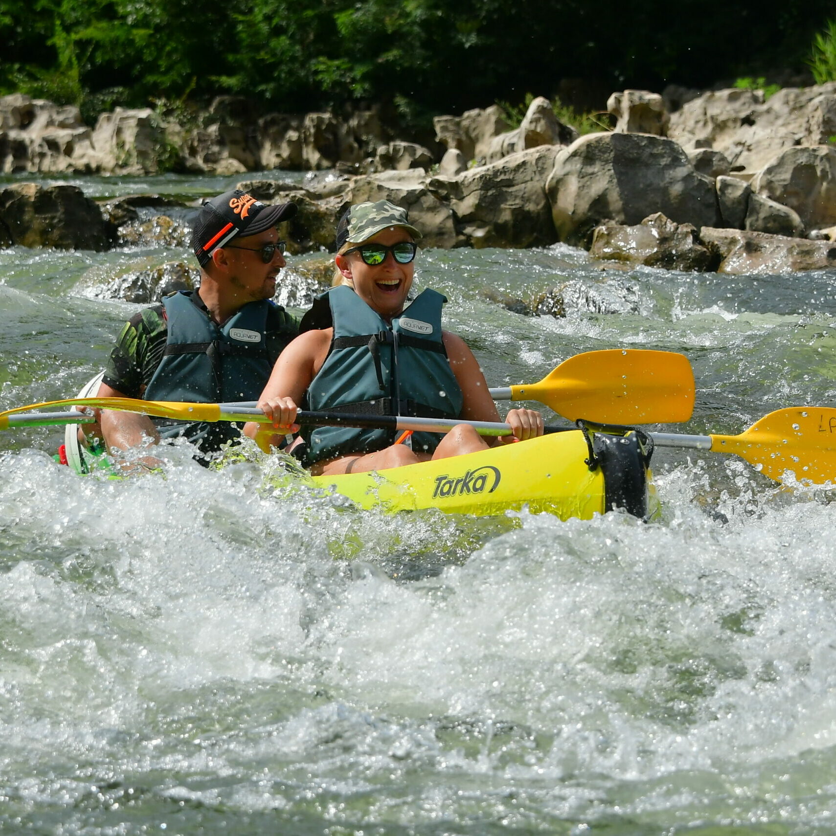 2 personnes souriant sur un canoe sur la rivière Ardèche